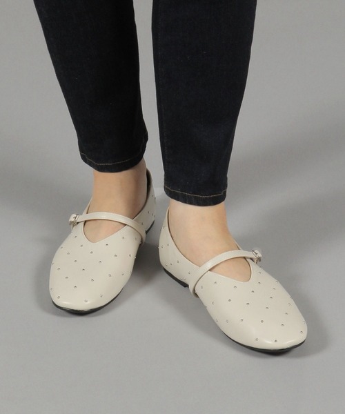 studio CLIP（スタディオクリップ）の「ワンストラップスタッズパンプス（パンプス・レディース・ブラック/アイボリー/ブラウン・MEDIUM/LARGE）」の4枚目の写真