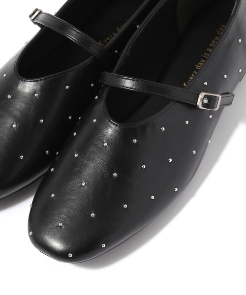 studio CLIP（スタディオクリップ）の「ワンストラップスタッズパンプス（パンプス・レディース・ブラック/アイボリー/ブラウン・MEDIUM/LARGE）」の9枚目の写真