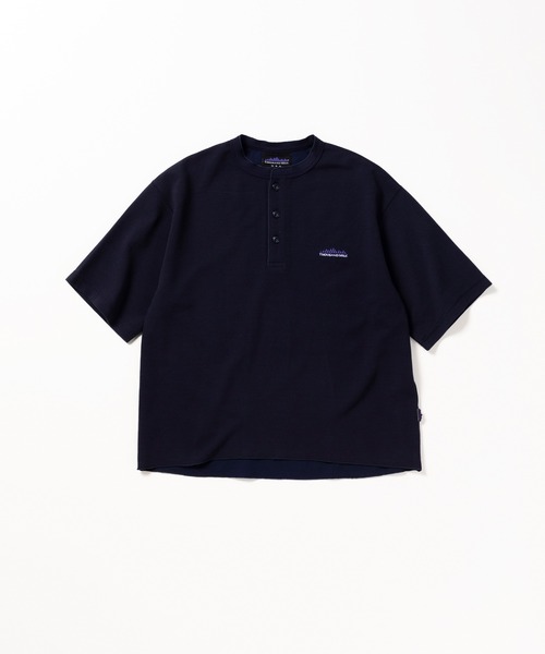 THOUSAND MILE（サウザンドマイル）の「[Unisex]HENLEY NECK SHIRT TECH WAFFLE/ヘンリーネックシャツ（Tシャツ/カットソー・レディース・グレイッシュベージュ/ネイビー/スミクロ/オフホワイト・XL/L/M/S/XS）」の4枚目の写真