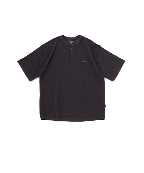 THOUSAND MILE（サウザンドマイル）の「[Unisex]HENLEY NECK SHIRT TECH WAFFLE/ヘンリーネックシャツ（Tシャツ/カットソー・レディース・グレイッシュベージュ/ネイビー/スミクロ/オフホワイト・XL/L/M/S/XS）」の2枚目の写真