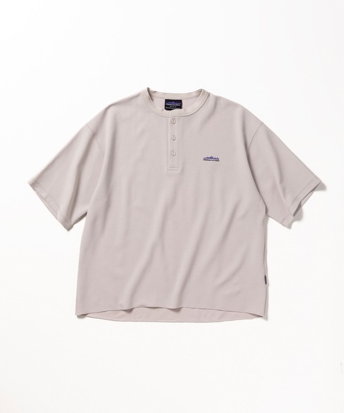 THOUSAND MILE（サウザンドマイル）の「[Unisex]HENLEY NECK SHIRT TECH WAFFLE/ヘンリーネックシャツ（Tシャツ/カットソー・レディース・グレイッシュベージュ/ネイビー/スミクロ/オフホワイト・XL/L/M/S/XS）」の3枚目の写真