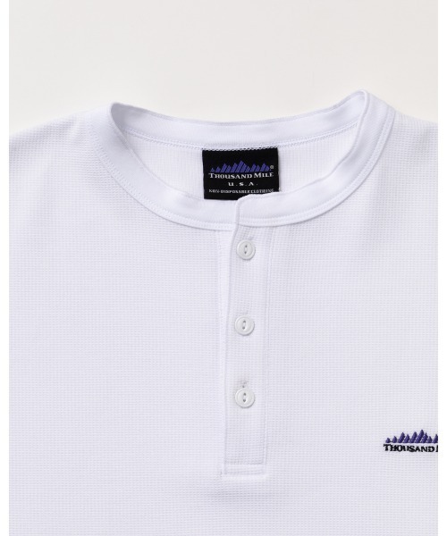 THOUSAND MILE（サウザンドマイル）の「[Unisex]HENLEY NECK SHIRT TECH WAFFLE/ヘンリーネックシャツ（Tシャツ/カットソー・レディース・グレイッシュベージュ/ネイビー/スミクロ/オフホワイト・XL/L/M/S/XS）」の5枚目の写真