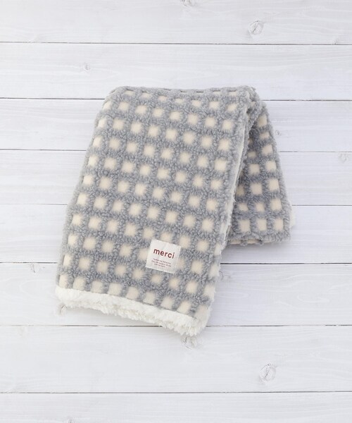 one'sterrace（ワンズテラス）の「【あったか】ボアチェック ひざ掛け（ブランケット・レディース・レッド系9/グレー系4・99）」の2枚目の写真