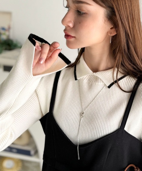 classicalelf(クラシカルエルフ)の「《daaco×クラシカルエルフコラボ》スタイリングが一気に垢抜ける。上品配色が映える袖スリット入り前後2WAYハイネックリブニット(ニット/セーター・レディース・ベージュ系その他/オフホワイト/チャコール・X-LARGE/SMALL/MEDIUM/LARGE)」の2枚目の写真