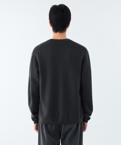 MUSINSA STANDARD（ムシンサスタンダード）の「ミニマルクルーネックニット[ダークグレー]（ニット/セーター・メンズ・その他・SMALL/MEDIUM/LARGE/X-LARGE/XX-LARGE）」の3枚目の写真
