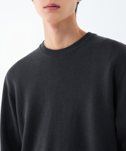 MUSINSA STANDARD（ムシンサスタンダード）の「ミニマルクルーネックニット[ダークグレー]（ニット/セーター・メンズ・その他・SMALL/MEDIUM/LARGE/X-LARGE/XX-LARGE）」の4枚目の写真