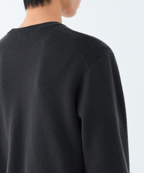MUSINSA STANDARD（ムシンサスタンダード）の「ミニマルクルーネックニット[ダークグレー]（ニット/セーター・メンズ・その他・SMALL/MEDIUM/LARGE/X-LARGE/XX-LARGE）」の5枚目の写真