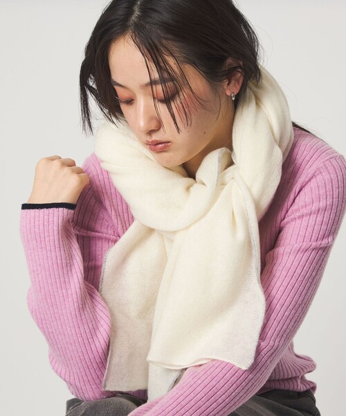 green label relaxing（グリーンレーベルリラクシング）の「カシミヤニット サイドライン ストール（ストール/ショール・レディース・ライトグレー/オフホワイト・FREE）」の3枚目の写真