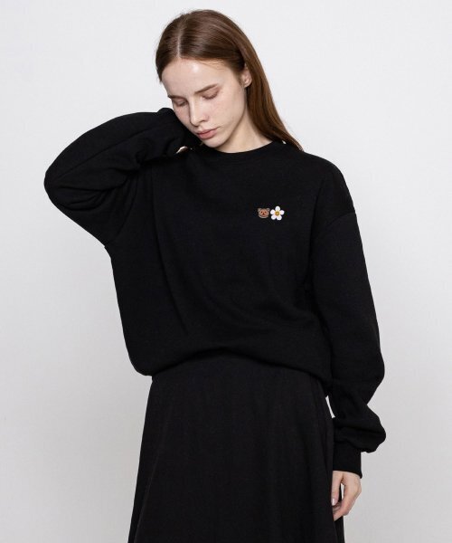 GRAVER（グレーバー）の「[UNISEX]スモールフラワーベアフェイス刺繍スマイルマンツーマン_ブラック（スウェット・レディース・ブラック・LARGE/MEDIUM/SMALL）」の2枚目の写真