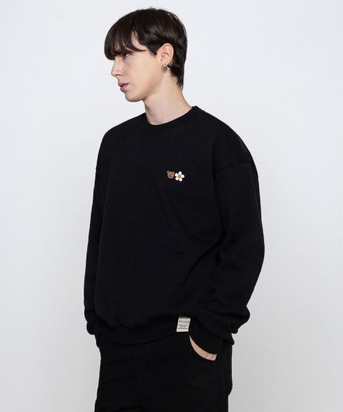 GRAVER（グレーバー）の「[UNISEX]スモールフラワーベアフェイス刺繍スマイルマンツーマン_ブラック（スウェット・レディース・ブラック・LARGE/MEDIUM/SMALL）」の3枚目の写真