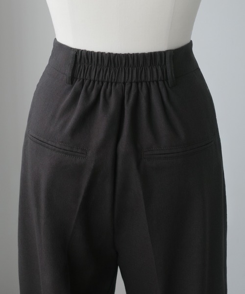 Louere(ルエレ)の「タックリネン混パンツ(スラックス・レディース・ダークグレー/アイボリー/ブラック・X-LARGE/LARGE/MEDIUM/SMALL)」の5枚目の写真