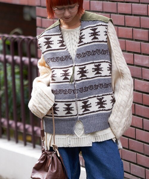 etsinta(エシンタ)の「【etsinta/エシンタ】リメイクミリタリーツイルカウチンベスト(ニット/セーター・レディース・カーキ・ONE SIZE)」の1枚目の写真