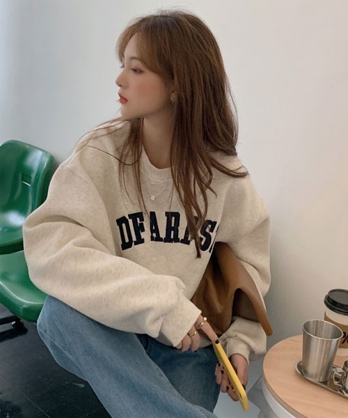 urge:(アージコロン )の「【URGE:】カレッジロゴ 刺繍 スウェット トップス(スウェット・レディース・ネイビー/アイボリー・SMALL/MEDIUM/LARGE/X-LARGE)」の5枚目の写真