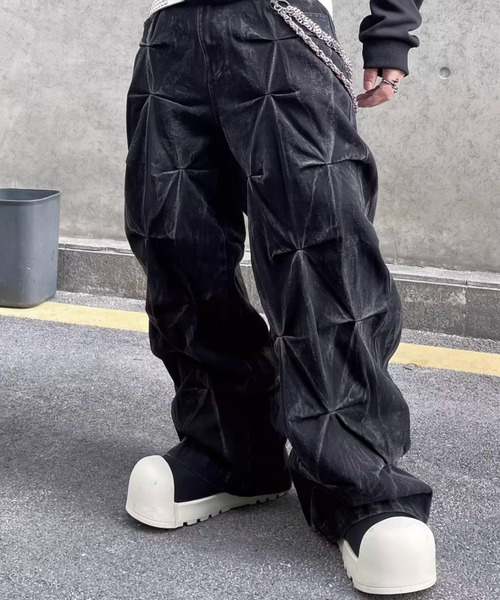 lilful(リルフル)の「ブラックウォッシュタックブリーチワイドデニムパンツ(デニムパンツ・メンズ・ブラック・M/L)」の2枚目の写真