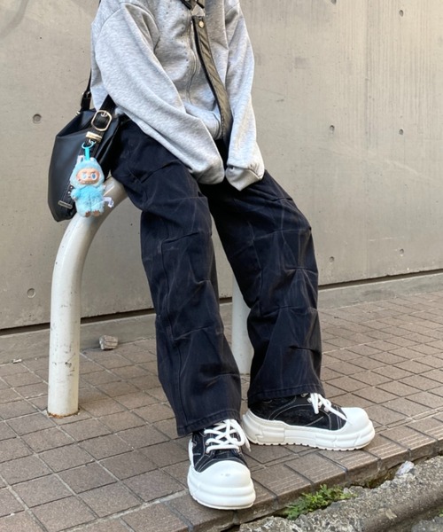 lilful(リルフル)の「ブラックウォッシュタックブリーチワイドデニムパンツ(デニムパンツ・メンズ・ブラック・M/L)」の12枚目の写真