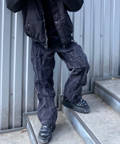 lilful(リルフル)の「ブラックウォッシュタックブリーチワイドデニムパンツ(デニムパンツ・メンズ・ブラック・M/L)」の13枚目の写真
