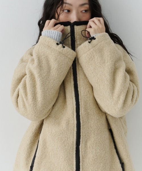 NUJOH(ヌゾ)の「Contrast Zip Boa Jacket / コントラストジップボアジャケット(ノーカラージャケット・レディース・ダークベージュ/アイボリー/グレー・FREE)」の2枚目の写真
