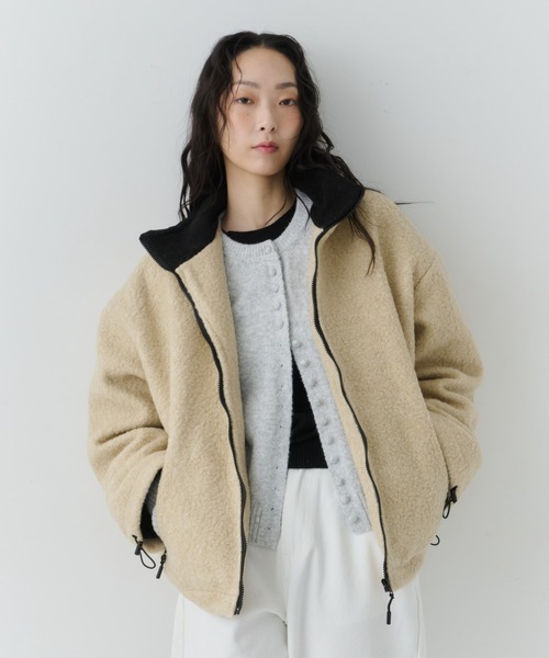 NUJOH(ヌゾ)の「Contrast Zip Boa Jacket / コントラストジップボアジャケット(ノーカラージャケット・レディース・ダークベージュ/アイボリー/グレー・FREE)」の4枚目の写真