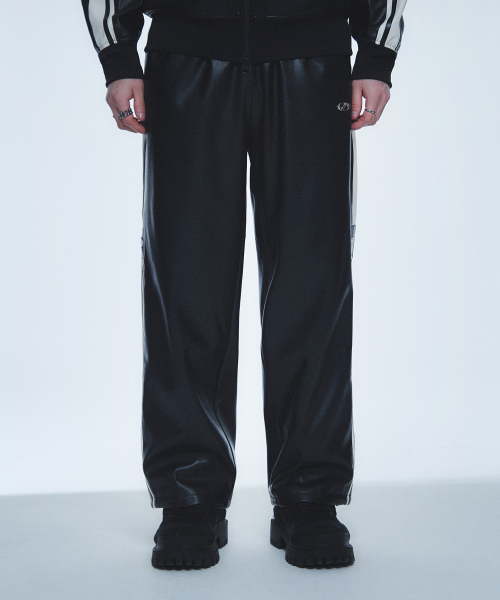 HYUNFIT（ヒョンフィット）の「PU LEATHER ICONIC TRACK PANTS（その他パンツ・メンズ・その他・MEDIUM/LARGE/X-LARGE）」の4枚目の写真