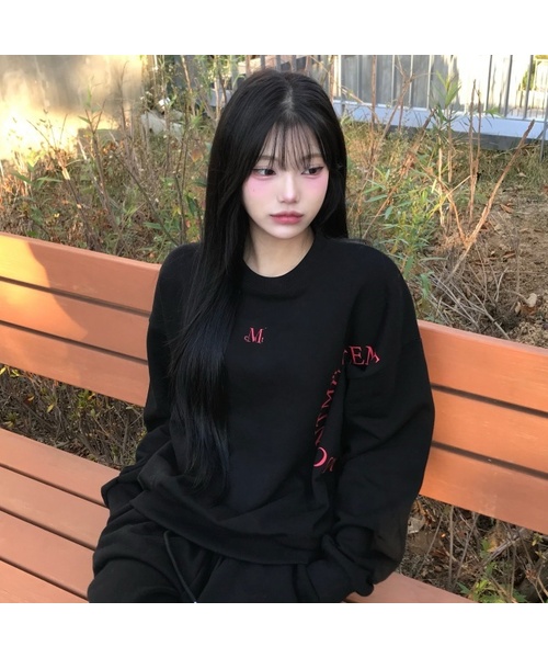 MUCENT（ムセント）の「サイド円形ロゴシグネチャースウェット（男女共用）（スウェット・レディース・カーキ/ブラック・LARGE/SMALL）」の2枚目の写真