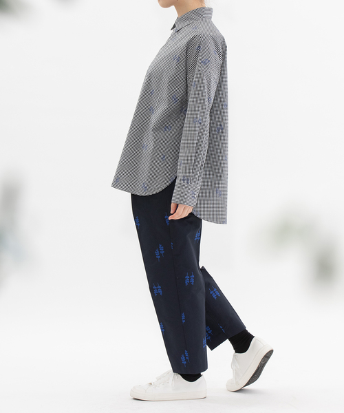 nop de nod（ノップドゥノッド）の「ユーカリプリントオーバーサイズシャツ（シャツ/ブラウス・レディース・ブルー/オフホワイト/スミクロ・M）」の22枚目の写真