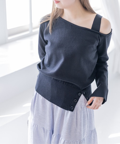 clear（クリア）の「ワンショルダーデザインニットトップス[カジュアル 着回し抜群 大人]≪新作≫（ニット/セーター・レディース・ブラック/レッド/ブラック系その他/グレー・F）」の2枚目の写真