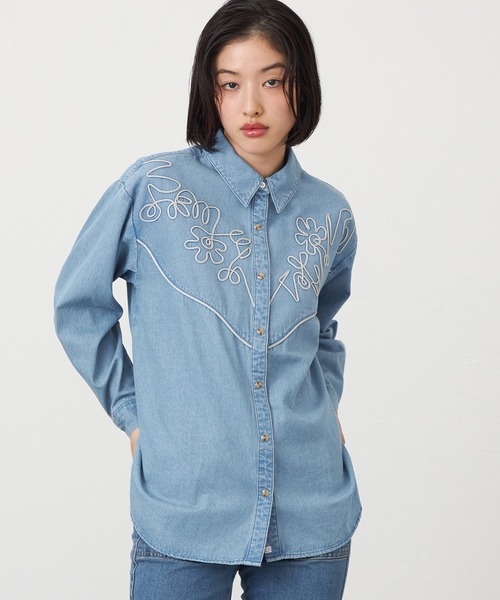 SOMETHING（サムシング）の「SOMETHING コード刺繍デニムシャツ（シャツ/ブラウス・レディース・ライトインディゴブルー/インディゴブルー・FREE）」の2枚目の写真