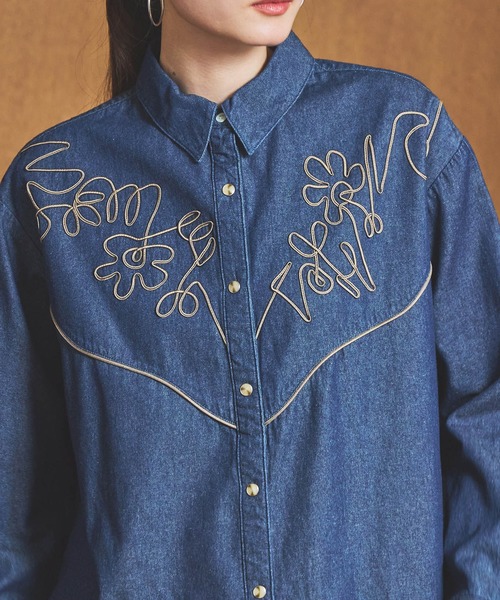 SOMETHING（サムシング）の「SOMETHING コード刺繍デニムシャツ（シャツ/ブラウス・レディース・ライトインディゴブルー/インディゴブルー・FREE）」の20枚目の写真