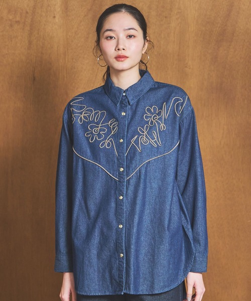 SOMETHING（サムシング）の「SOMETHING コード刺繍デニムシャツ（シャツ/ブラウス・レディース・ライトインディゴブルー/インディゴブルー・FREE）」の3枚目の写真