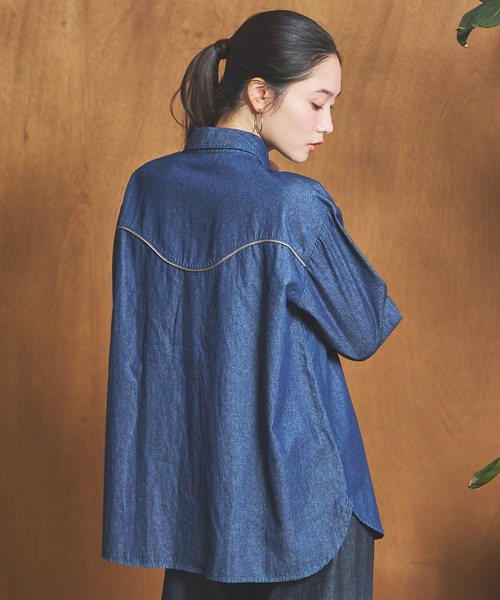 SOMETHING（サムシング）の「SOMETHING コード刺繍デニムシャツ（シャツ/ブラウス・レディース・ライトインディゴブルー/インディゴブルー・FREE）」の6枚目の写真