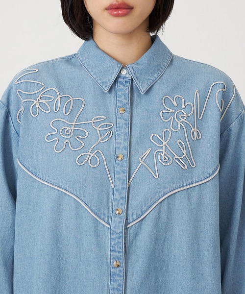 SOMETHING（サムシング）の「SOMETHING コード刺繍デニムシャツ（シャツ/ブラウス・レディース・ライトインディゴブルー/インディゴブルー・FREE）」の13枚目の写真