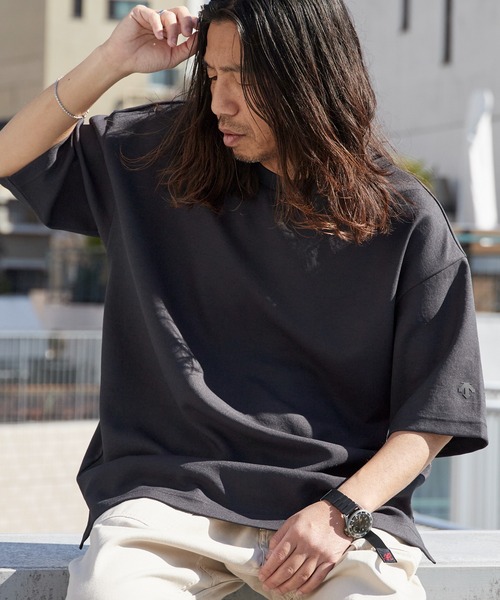 DESCENTE ALLTERRAIN(デサント オルテライン)の「DESCENTE ALLTERRAIN/デサントオルテライン STRETCH TWILL H/S T-SHIRT ブランドロゴ 半袖Tシャツ 2026年春夏(Tシャツ/カットソー・メンズ・ブラック・M/L/O)」の1枚目の写真