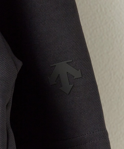 DESCENTE ALLTERRAIN(デサント オルテライン)の「DESCENTE ALLTERRAIN/デサントオルテライン STRETCH TWILL H/S T-SHIRT ブランドロゴ 半袖Tシャツ 2026年春夏(Tシャツ/カットソー・メンズ・ブラック・M/L/O)」の5枚目の写真