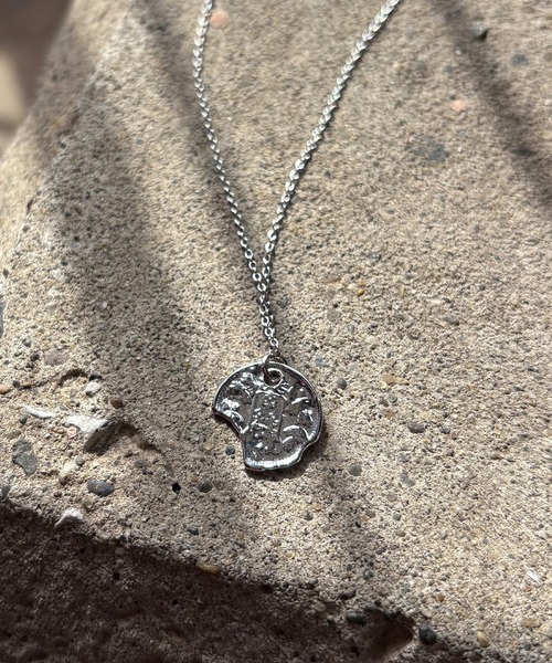 ISOOK（アイスー）の「【ISOOK / アイスー】コインモチーフネックレス / ペンダント 小ぶり シンプル 華奢 大人カジュアル 金 銀 ゴールド シルバー ZOZOTOWN限定（ネックレス・レディース・シルバー/ゴールド・FREE）」の2枚目の写真