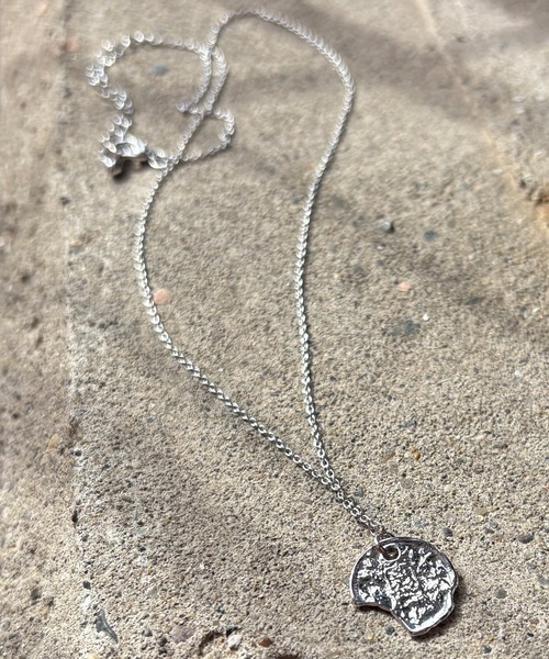 ISOOK（アイスー）の「【ISOOK / アイスー】コインモチーフネックレス / ペンダント 小ぶり シンプル 華奢 大人カジュアル 金 銀 ゴールド シルバー ZOZOTOWN限定（ネックレス・レディース・シルバー/ゴールド・FREE）」の3枚目の写真