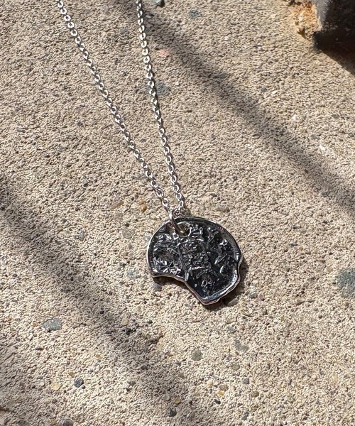 ISOOK（アイスー）の「【ISOOK / アイスー】コインモチーフネックレス / ペンダント 小ぶり シンプル 華奢 大人カジュアル 金 銀 ゴールド シルバー ZOZOTOWN限定（ネックレス・レディース・シルバー/ゴールド・FREE）」の4枚目の写真