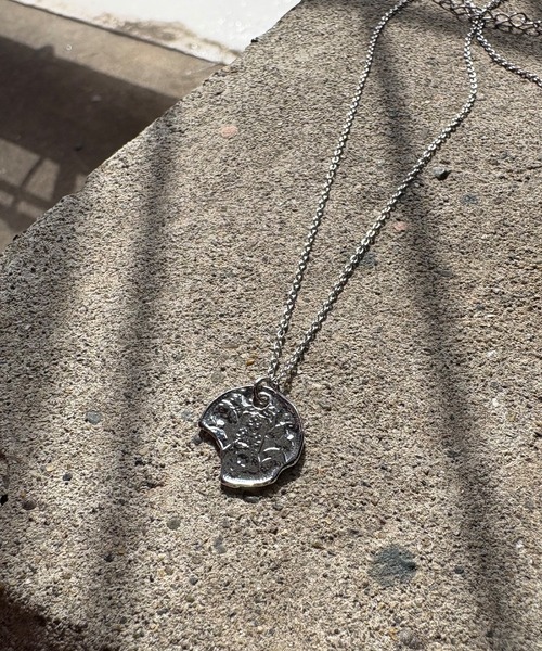 ISOOK（アイスー）の「【ISOOK / アイスー】コインモチーフネックレス / ペンダント 小ぶり シンプル 華奢 大人カジュアル 金 銀 ゴールド シルバー ZOZOTOWN限定（ネックレス・レディース・シルバー/ゴールド・FREE）」の5枚目の写真
