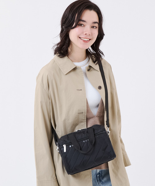LeSportsac(レスポートサック)の「EVERYDAY SM SATCHEL ラインデボスブラック(ショルダーバッグ・レディース・ブラック・FREE)」の1枚目の写真