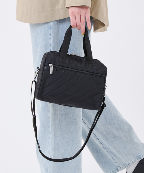 LeSportsac(レスポートサック)の「EVERYDAY SM SATCHEL ラインデボスブラック(ショルダーバッグ・レディース・ブラック・FREE)」の2枚目の写真