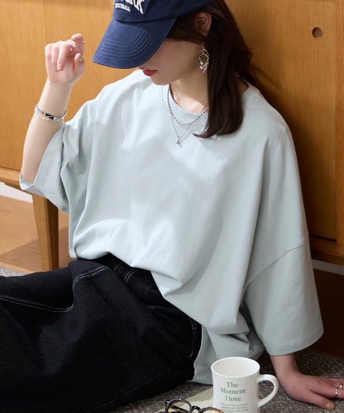 MONO-MART(モノマート)の「<UVカット/接触冷感>ゆるっとドルマンスリーブ オーバーサイズ 半袖Tシャツ(Tシャツ/カットソー・レディース・グリーン系/ネイビー/スミクロ/レッド/ライトグレー/スモークピンク/ブラウン系/ブラック/オフホワイト/グレイッシュブルー・L/M)」の6枚目の写真