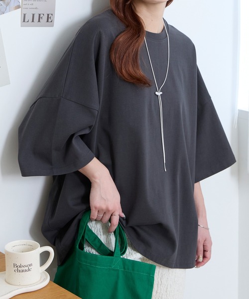 MONO-MART(モノマート)の「<UVカット/接触冷感>ゆるっとドルマンスリーブ オーバーサイズ 半袖Tシャツ(Tシャツ/カットソー・レディース・グリーン系/ネイビー/スミクロ/レッド/ライトグレー/スモークピンク/ブラウン系/ブラック/オフホワイト/グレイッシュブルー・L/M)」の3枚目の写真