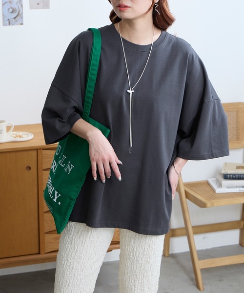 MONO-MART(モノマート)の「<UVカット/接触冷感>ゆるっとドルマンスリーブ オーバーサイズ 半袖Tシャツ(Tシャツ/カットソー・レディース・グリーン系/ネイビー/スミクロ/レッド/ライトグレー/スモークピンク/ブラウン系/ブラック/オフホワイト/グレイッシュブルー・L/M)」の12枚目の写真