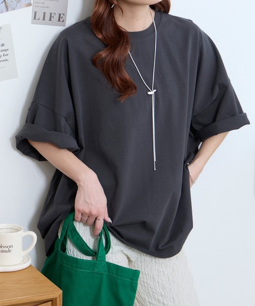 MONO-MART(モノマート)の「<UVカット/接触冷感>ゆるっとドルマンスリーブ オーバーサイズ 半袖Tシャツ(Tシャツ/カットソー・レディース・グリーン系/ネイビー/スミクロ/レッド/ライトグレー/スモークピンク/ブラウン系/ブラック/オフホワイト/グレイッシュブルー・L/M)」の15枚目の写真