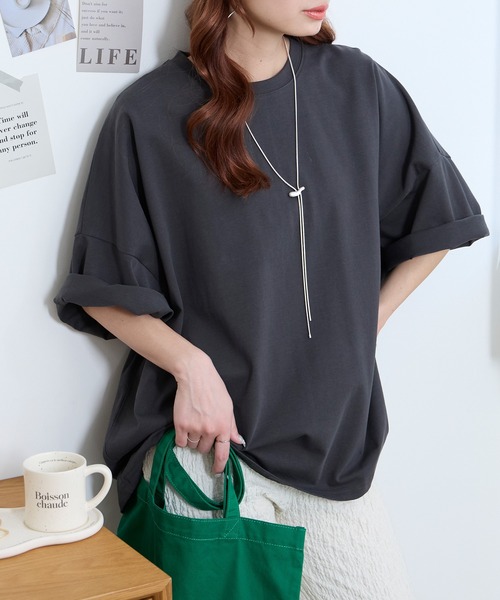 MONO-MART(モノマート)の「<UVカット/接触冷感>ゆるっとドルマンスリーブ オーバーサイズ 半袖Tシャツ(Tシャツ/カットソー・レディース・グリーン系/ネイビー/スミクロ/レッド/ライトグレー/スモークピンク/ブラウン系/ブラック/オフホワイト/グレイッシュブルー・L/M)」の16枚目の写真