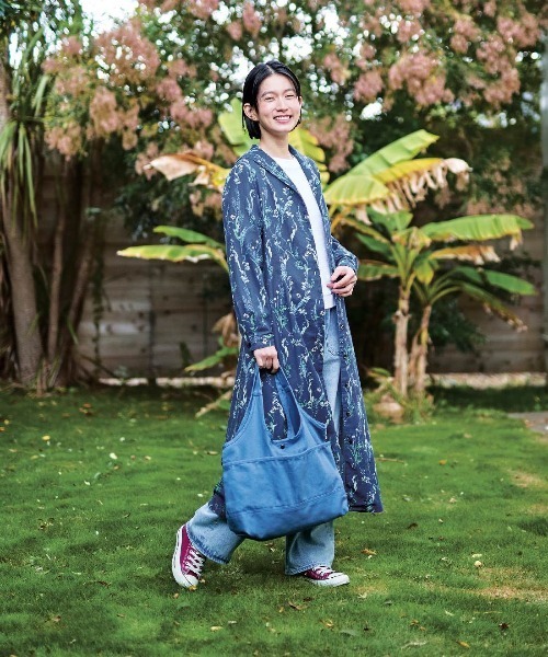 Sunny clouds（サニークラウズ）の「サニークラウズ　グレイッシュブルーのキャンバスバッグ（トートバッグ・レディース・ブルー・ONE SIZE）」の15枚目の写真