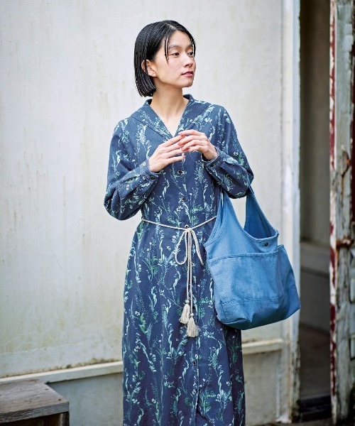 Sunny clouds（サニークラウズ）の「サニークラウズ　グレイッシュブルーのキャンバスバッグ（トートバッグ・レディース・ブルー・ONE SIZE）」の13枚目の写真