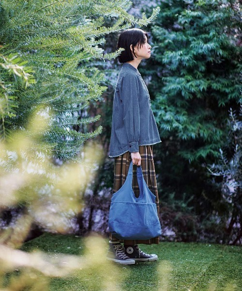 Sunny clouds（サニークラウズ）の「サニークラウズ　グレイッシュブルーのキャンバスバッグ（トートバッグ・レディース・ブルー・ONE SIZE）」の5枚目の写真