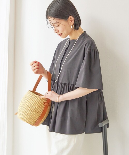 SHIPS（シップス）の「〈接触冷感 / 撥水加工〉TEXBRID(R) タフタ ショート スリーブ 羽織 シャツ（シャツ/ブラウス・レディース・ブラック/オフホワイト/ブラウン・ONE SIZE）」の19枚目の写真
