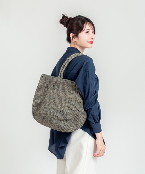 MADE IN MADA(メイドインマダ)の「【MADE IN MADA /メイドインマダ】大きめ かごバッグ ラフィア トートバッグ(かごバッグ・レディース・ベージュ系その他/ライトグレー・FREE)」の6枚目の写真