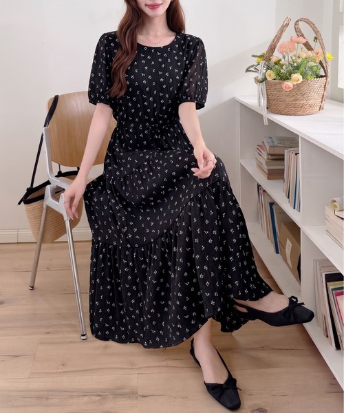 Ada.(エイダ)の「小花柄 パフスリーブ ティアード ロング ワンピース(ワンピース・レディース・ブラック/アイボリー・FREE)」の4枚目の写真